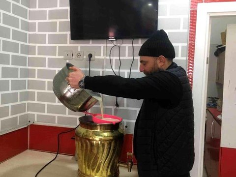 Dedesinin 50 yıllık mesleğini yaşatıyor, topladığı saleplerle kış vatandaşların içini ısıtıyor