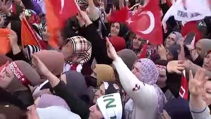 Erdoğan'ın omzuna başını koyup gözyaşı döktü