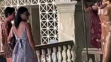 看到雕像勃起的女人們!