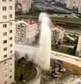 Patlayan su borusundan fışkıran tazyikli su apartman boyutuna ulaştı