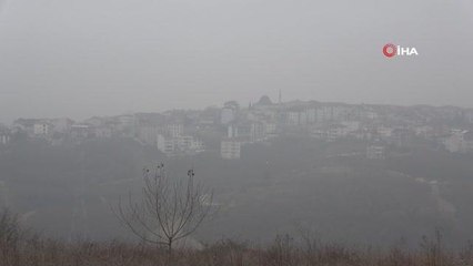 Şehre sis çöktü, yüksek kesimlerde bulunan evler görünmez hale geldi