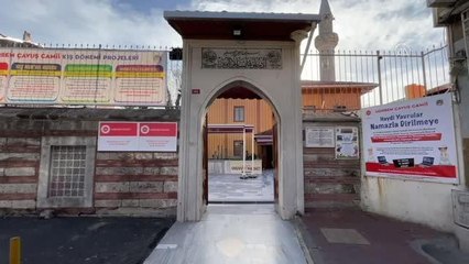 Camide imamlık, ihtiyaç sahipleri için mutfakta aşçılık yapıyor