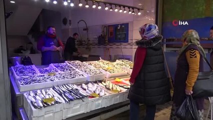 Karadeniz'de birkaç gündür bolca avlanan hamsi yüzleri güldürdü