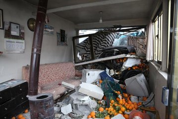 Park halinde freni boşalan tır, 5 araç ve taksi durağına çarparak durdu