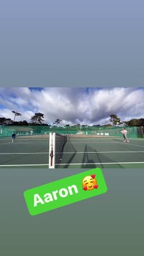 Amélie Mauresmo joue au tennis avec son fils Aaron.