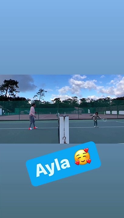 Amélie Mauresmo joue au tennis avec sa fille Ayla.