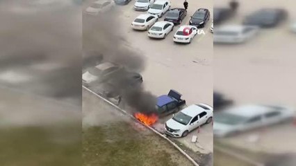 Park halindeki araç alev alev yandı