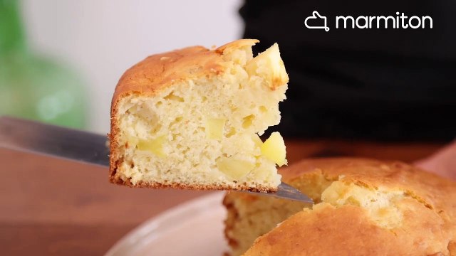 C’est parti pour la dégustation d’un bon gâteau au yaourt et aux pommes, succès garanti !