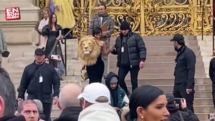 Kylie Jenner, aslan figürlü elbise giydi