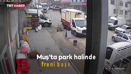 Freni boşalan tır, 5 araç ve taksi durağına çarparak durabildi