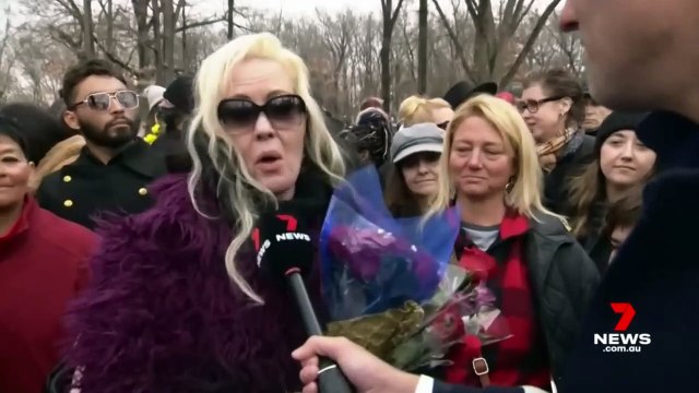 La chanteuse Lisa Marie Presley repose désormais près de son père Elvis dans sa demeure de Graceland dans le Tennessee, où des centaines d'admirateurs et proches se sont rassemblés pour une cérémonie d'hommage - Regardez