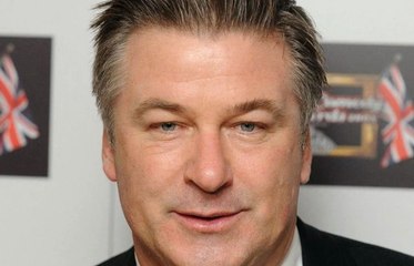 Tir mortel d’Alec Baldwin : la famille de la victime réagit à son inculpation
