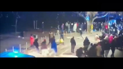 Milano, tensioni all'ufficio Immigrazione: la polizia lancia i lacrimgeni