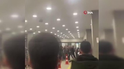 Hastanede husumetli gruplar arasında bıçaklı kavga kamerada