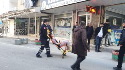 Kumar borcu yüzünden tartıştığı eşini çocuklarının gözü önünde bıçakladı