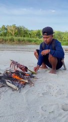 Bakar cumi-cumi di pinggir sungai