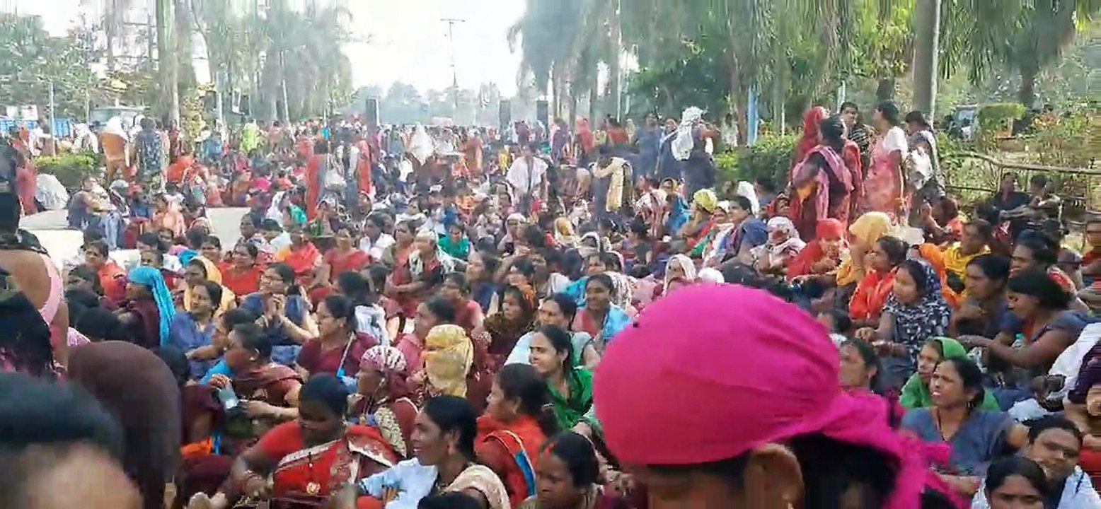 Anganwadi workers reached to protest with small children