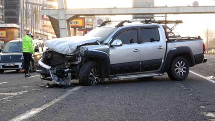 Diyarbakır'da 3 aracın karıştığı kazada 4 kişi yaralandı