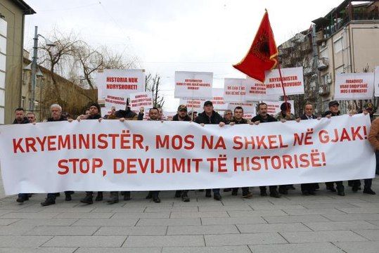 Kosova Başbakanı Kurti'nin öldürülen Sırp siyasetçi İvanoviç'i anması protesto edildi