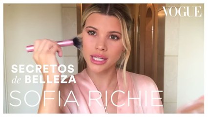 Sofia Richie nos muestra su rutina para maquillar un rostro brillante