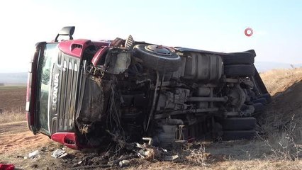 Tır devrildi, tonlarca buğday etrafa saçıldı: 1 yaralı