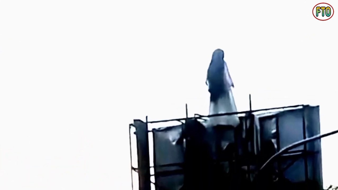वो अचानक आकर खड़ी हो गई _ Ghost Stand On Advertising Board _ Scary Ghost Videos _ Asli Bhoot(1080P_HD)