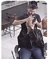 ¡Admirable! Un barbero consoló a su clienta con cáncer y se rapó la cabeza