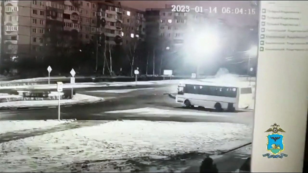 Une voiture prend un rond point un peu trop vite... Belle cascade