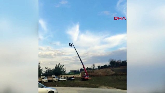 10 metrelik vincin tepesine çıkıp alkol alarak etrafa rastgele ateş açtı!