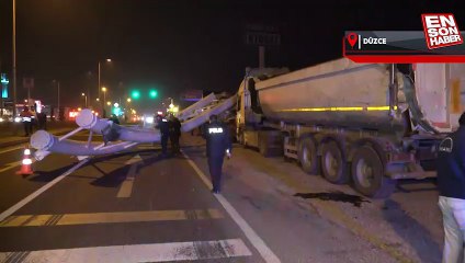 Düzce'de freni boşalan tır D-100'ü birbirine kattı