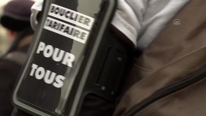 Fırıncılar yüksek enerji fiyatlarını ellerinde bagetlerle protesto etti