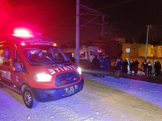 RAYLARIN ÜZERİNDEN GEÇERKEN YOLCU TRENİ ÇARPTI 1 ÖLÜ