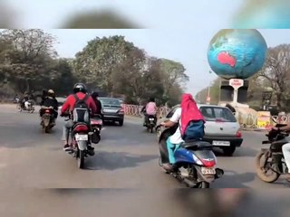 बाइक पर रोमांस करना कपल को पड़ गया भारी, पुलिस ने कई धाराओं के तहत मामला दर्ज किया