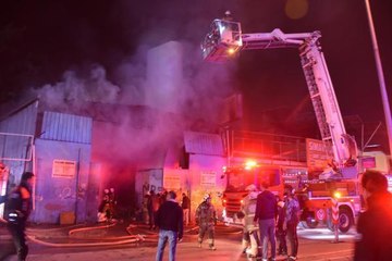 İZMİR'DE GERİ DÖNÜŞÜM DEPOSUNDA YANGIN