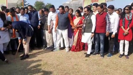 केंद्रीय मंत्री ने खेला गिल्ली-डंडा, रस्सी भी कूदी, देखें वीडियो