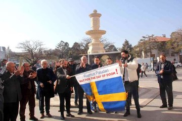 İsveç'te Kur'an-ı Kerim'in yakılmasını Erzincanlı gençler İsveç bayrağını yakarak protesto etti