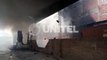 Bomberos combaten incendio en un depósito de llantas en Vinto