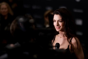 Anne Hathaway Wore So Many '90s Fashion Trends in One Outfit