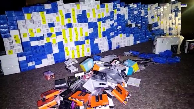 Homem é detido com 900 celulares, 400 garrafas de vinho e eletrônicos