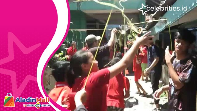 Meriah, Intip Keseruan Anak-Anak di Purworejo Berebut Angpao saat Perayaan Imlek