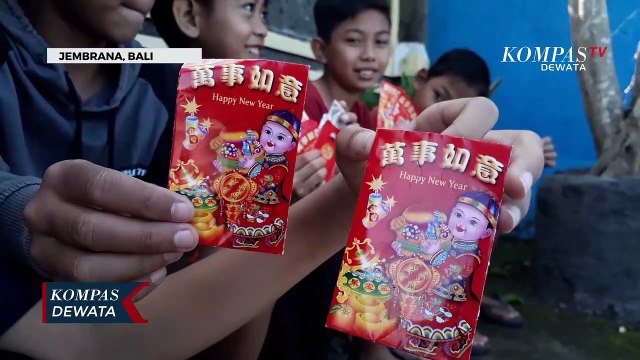Puluhan Anak Anak Berburu Angpao Imlek