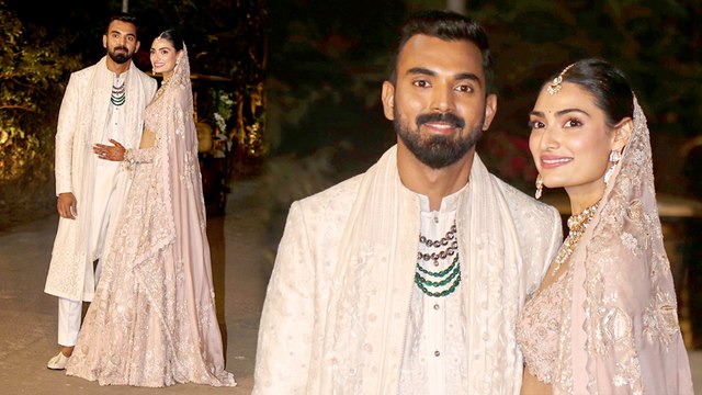 अथिया शेट्टी और केएल राहुल शादी के जोड़े में एक साथ मीडिया के सामने खूबसूरत पोज देते हुए