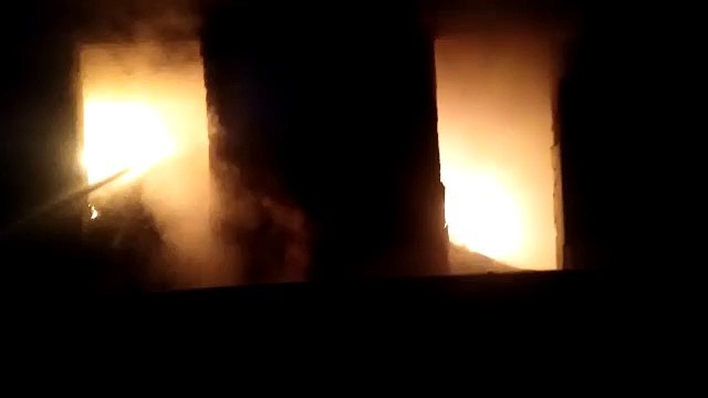 प्लास्टिक पाइप की पैकिंग करने वाली फैक्ट्री में भीषण आग, जान बचाने के लिए मजदूरों ने छत से लगाई छलांग