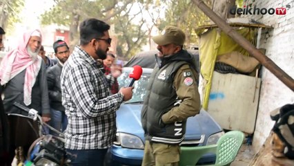 Police Wala Duty Ky Doraan Kiye Ghanty Mobile Istimal Karta Raha || Deikhoo Tv