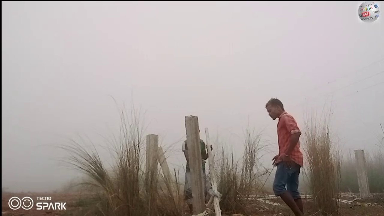 मेहनत मजदूरी सुबह  का मौसम खराब है हमारी हालत खराब हो गई हमें निकालने में