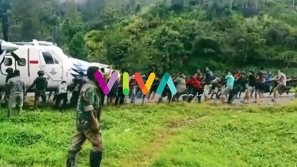 Warga Papua dan Aparat Tarik Pesawat SAM Air Pakai Tali