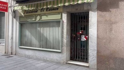 Vecinos de Algeciras ponen ramos de flores en la floristería del asesinado