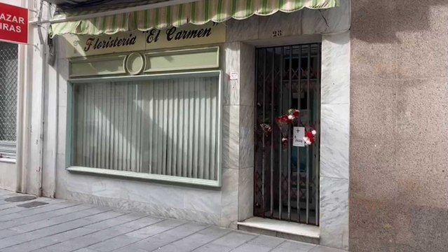 Vecinos de Algeciras ponen ramos de flores en la floristería del asesinado