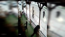 Rize'de Kahvehaneye Sığınan Sokak Köpeğine Sopayla Şiddet Uyguladı