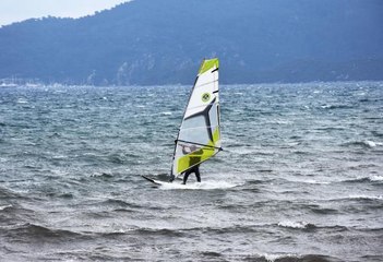 Marmaris'te adrenalin tutkunları keşişlemede sörf yaptı